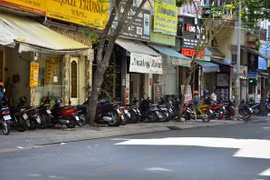 Bị truy sát trên đường phố, nam thanh niên rút súng ngắn chống trả