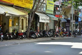 Bị truy sát trên đường phố, nam thanh niên rút súng ngắn chống trả