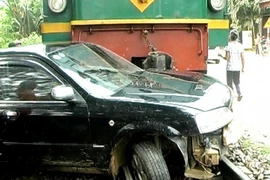 Tàu hỏa đâm ô tô, kéo lê 70m tại Lào Cai