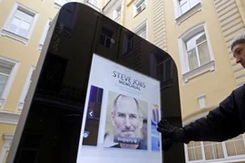 Nga: Gỡ tượng iPhone khổng lồ vì CEO Apple “tự thú” về giới tính