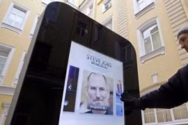 Nga: Gỡ tượng iPhone khổng lồ vì CEO Apple “tự thú” về giới tính