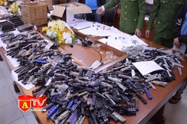 Xem kho vũ khí nóng và công cụ hỗ trợ bị phát hiện thu giữ