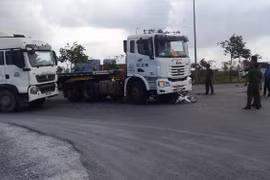 Nữ sinh chết thảm dưới bánh xe container