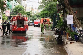 Nhiều người tháo chạy khi 5 bình gas trong quán ăn bốc cháy ​