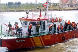 4 thuyền viên trên sà lan bị tông chìm được cứu sống