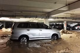 Bức tường hầm chung cư đổ sập, vùi lấp nhiều xe máy, ô tô