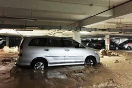 Bức tường hầm chung cư đổ sập, vùi lấp nhiều xe máy, ô tô