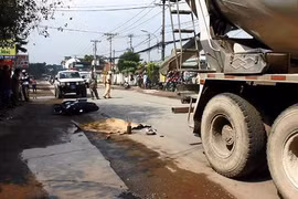 Tránh vũng nước trên đường, bị xe bồn cán tử vong