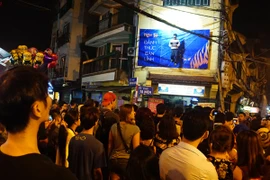 Phố cổ tắc nghẽn… vì xem chàng trai "dính" trên bức tường