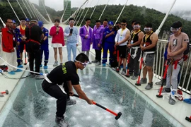 Thử độ bền của cầu kính dài nhất thế giới