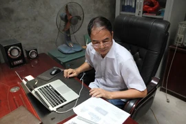 Người thợ cơ khí chế tạo xe bọc thép