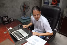 Người thợ cơ khí chế tạo xe bọc thép