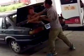 Chồng nhét vợ vào cốp xe gây "bão mạng"