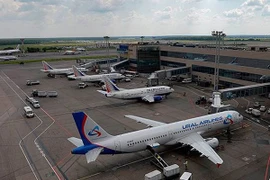 Máy bay bất ngờ sụp hố trên đường băng