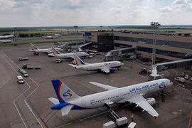 Máy bay bất ngờ sụp hố trên đường băng