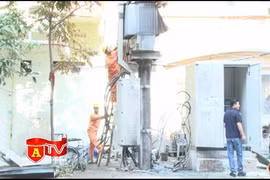 Nguy hiểm những quán hàng rong cạnh bốt điện