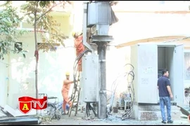 Nguy hiểm những quán hàng rong cạnh bốt điện