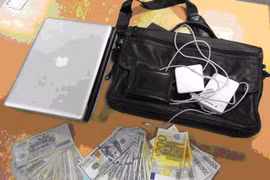 Hành khách bỏ quên 70 triệu đồng và máy tính ở sân bay Nội Bài