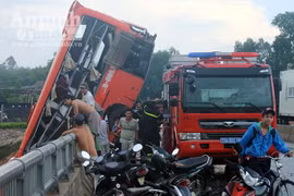 Cận cảnh vụ xe khách lơ lửng thành cầu, 11 người thương vong