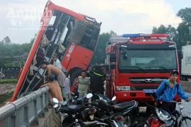 Cận cảnh vụ xe khách lơ lửng thành cầu, 11 người thương vong