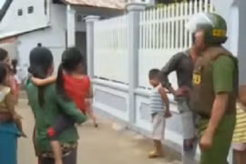 Giải cứu kịp thời cô giáo bị đối tượng "ngáo đá" khống chế, kề lưỡi hái vào cổ