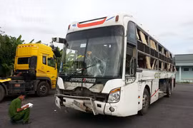 Va chạm với ô tô tải, xe khách đâm gẫy trụ điện rồi lao thẳng vào dân