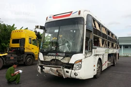 Va chạm với ô tô tải, xe khách đâm gẫy trụ điện rồi lao thẳng vào dân