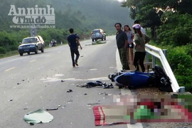 Xe máy va chạm xe tải, 1 người chết, 1 người bị thương