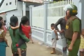 Giải cứu kịp thời cô giáo bị đối tượng "ngáo đá" khống chế, kề lưỡi hái vào cổ