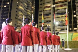 Quốc kỳ Việt Nam tung bay trên bầu trời Rio de Janeiro