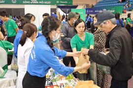 Manulife tổ chức khám sức khỏe miễn phí cho hơn 2.000 người tại Thanh Hóa và Hải Phòng