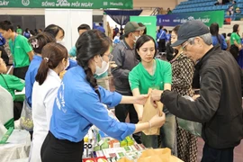 Manulife tổ chức khám sức khỏe miễn phí cho hơn 2.000 người tại Thanh Hóa và Hải Phòng