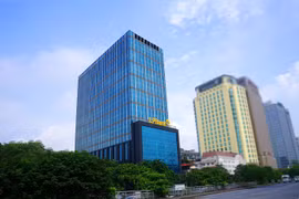 LPBank muốn chi gần 10.000 tỷ đồng mua tối đa 5% vốn FPT