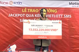 Người đàn ông ở TP.HCM đưa vợ đi nhận thưởng Vietlott 13,5 tỷ đồng vào ngày 8/3