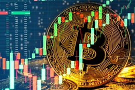 Bitcoin lần đầu vượt 100.000 USD, giá vàng đứng im