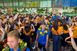 Cổ động viên vui mừng chào đón CLB bóng đá LPBank - HCMC trở về