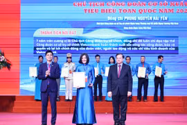 Chủ tịch Công đoàn trụ sở chính Vietcombank nhận giải thưởng Nguyễn Văn Linh