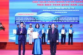Chủ tịch Công đoàn trụ sở chính Vietcombank nhận giải thưởng Nguyễn Văn Linh