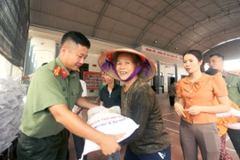 Trao 10 tấn gạo tặng người dân và lực lượng bảo vệ an ninh, trật tự cơ sở huyện Cẩm Khê, tỉnh Phú Thọ