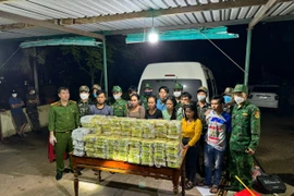 Nóng: Bắt 100kg ma túy giấu trên trần xe khách biển kiểm soát Lào 