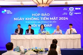 Giao dịch ATM tiếp tục giảm, thanh toán không dùng tiền mặt tăng mạnh