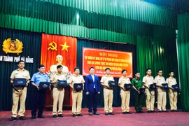 Cảnh sát giao thông Đà Nẵng được tặng 10 máy đo nồng độ cồn