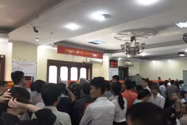 Người Hà Nội ùn ùn kéo nhau đi đổi Giấy phép lái xe