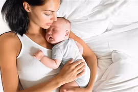 Trẻ nên ngủ chung với mẹ đến khi 3 tuổi