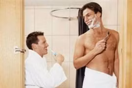 Vì sao Adam “trốn” trong phòng tắm?