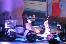 Trao tặng 100 xe máy điện cho Công an Hà Nội