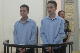 Hai tên cướp thúc thủ ngay sau khi giật sợi dây chuyền