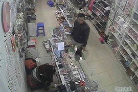 Truy tìm tên trộm “chôm” túi xách trong cửa hàng tạp hóa