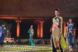 Hồng Quế mặc áo dài tuyệt đẹp là vedette trong đêm hội “Áo dài của chúng ta”
