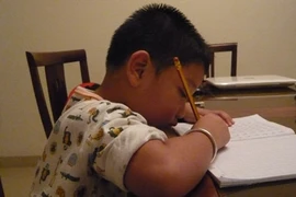 Ngất xỉu vì lịch học tối tăm mặt mũi của bé 4 tuổi 